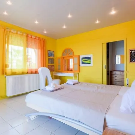 Big House With A Huge Garden And Barbecue Area! Flogita