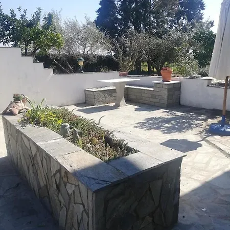 Big House With A Huge Garden And Barbecue Area!