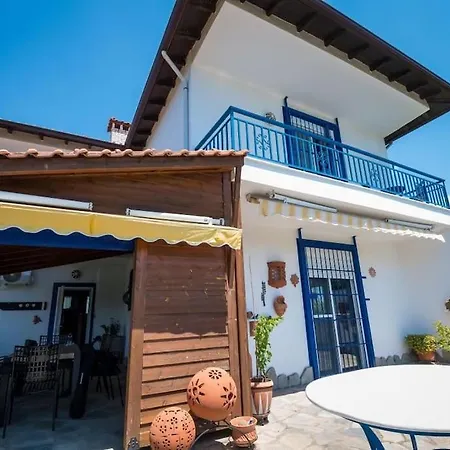 Big House With A Huge Garden And Barbecue Area!