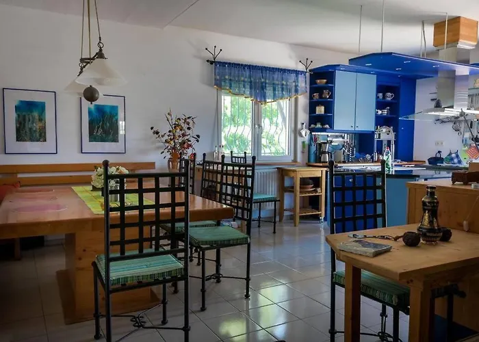 Big House With A Huge Garden And Barbecue Area! 度假居