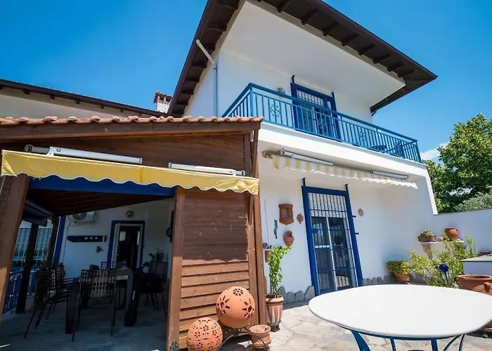 Big House With A Huge Garden And Barbecue Area!