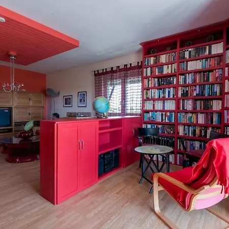 בית נופש Big House With A Huge Garden And Barbecue Area! פלוגיטה