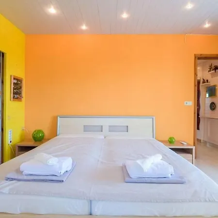 Big House With A Huge Garden And Barbecue Area! בית נופש *