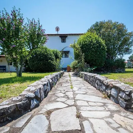 Сasa de vacaciones Big House With A Huge Garden And Barbecue Area!